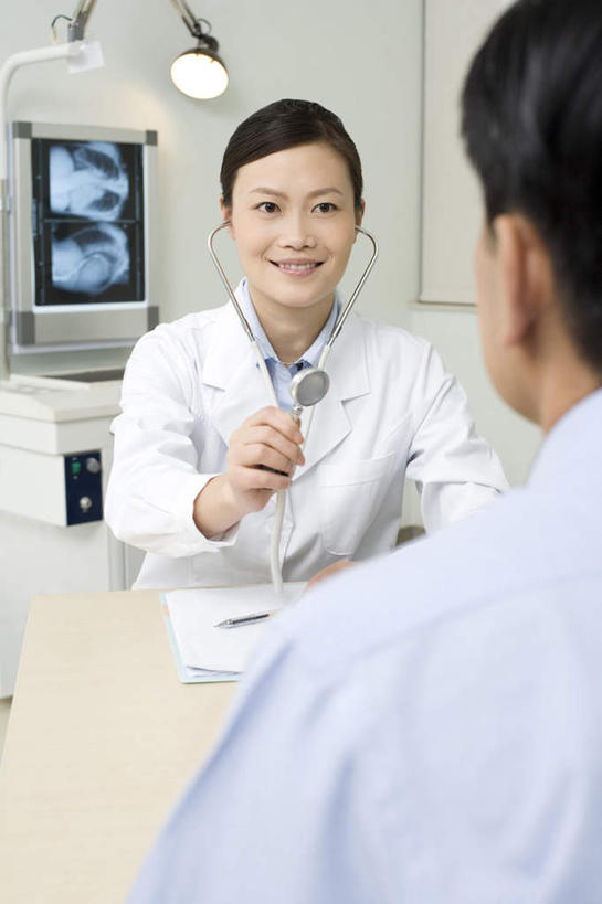 东方人,成年人,中年人,老年人,两个人,医生,病人,医院,坐,笑,微笑,露齿笑,竖图,x光片,白天,正面,工作服,快乐,昆明,中国,亚洲,连接,准备,检查,辐射,科学,医学,拿着,听诊器,医护人员,医疗人员,职业,面对面,服务,支撑,控制,医疗,科学技术,x射线,关爱,听诊,x光,东亚,实验服,信任,老年男性,男人,男性,年轻女性,女人,女性,亚洲人,中国人,年轻人,大夫,技术员,半身,彩图,电磁波,电磁辐射