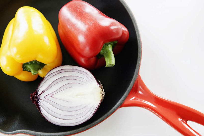 无人,横图,俯视,室内,留白,白色背景,辣椒,蔬菜,洋葱,静物,生食,食品,饮食,黄色,红色,四个,煮锅,摄影,影棚,简单,清新,摄影棚,横截面,彩椒,健康食物,纯净,辣角,红海椒,大椒,辣虎,广椒,甜椒,柿子椒,辣子,海椒,番椒,灯笼椒,彩图,高角度拍摄,影棚拍摄,拍摄