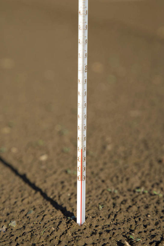 无人,竖图,室外,特写,白天,留白,温度计,泥土,自然,摄影,褐色背景,环境,改变,环境保护,彩图