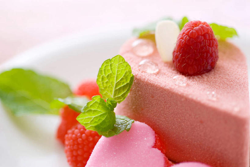 点心,面包,无人,横图,特写,留白,静物,叶子,切开,庆祝,水滴,薄荷,食品,糖果,面点,甜点,甜品,吐司,饮食,食物,糕点,盘子,甜食,覆盆子,切,甜心,摄影,法式面包,草本,清新,薄荷糖,剖面,吐司面包,切面,彩图,多士,听型面包,装饰菜,蛋糕