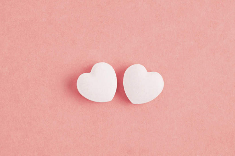 无人,横图,俯视,室内,留白,静物,粉色背景,食品,糖果,饮食,两个,甜食,甜心,摄影,影棚,简单,摄影棚,心型,彩图,高角度拍摄,影棚拍摄,爱,拍摄