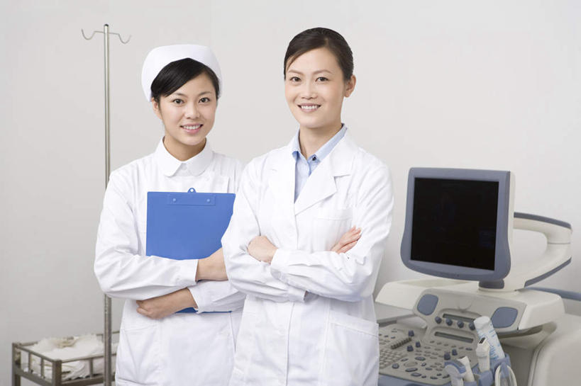 东方人,成年人,一个人,两个人,医生,护士,医院,笑,双手交叉,微笑,露齿笑,横图,竖图,白天,正面,工作服,制服,快乐,合作,团队,信心,显示器,昆明,亚洲,仅一个年轻女性,仅一个女性,仅一个人,检查,并排,瓷器,医护人员,医疗人员,职业,医疗设备,双手抱胸,关爱,近景,医疗器械,合伙,东亚,实验服,技能,年轻女性,女人,女性,亚洲人,中国人,年轻人,大夫,技术员,彩图,病历卡,门诊部