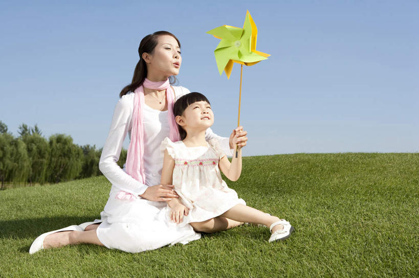 东方人,儿童,两个人,家庭,母亲,女儿,坐,笑,微笑,露齿笑,横图,竖图,室外,白天,正面,旅游,度假,快乐,纯洁,草地,美景,风车,纸风车,玩具,中国,亚洲,连接,风力,庭院,景观,田地,拿着,娱乐,吹气,草,树,小孩,停车,黄色,蓝色,绿色,白色,天空,自然,社区,享受,休闲,母女,景色,放松,可爱,同意,童年,童趣,生活方式,享乐,关爱,自然风光,童真,东亚,烂漫,无邪,万里无云,北京市,天真,年轻女性,女孩,女性,亚洲人,中国人,孩子,年轻人,休闲活动,坐着,彩图,爱,太阳裙,挨着