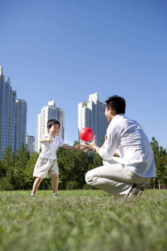东方人,儿童,两个人,家庭,父母,父亲,儿子,蹲,笑,微笑,露齿笑,竖图,室外,白天,侧面,游戏,快乐,兴奋,自由,纯洁,草地,建筑,玩具,亚洲,连接,瓷器,庭院,田地,公寓,半空,刺激,草,树,小孩,停车,红色,蓝色,绿色,白色,天空,自然,社区,球体,温暖,温馨,父子,一家人,面对面,可爱,同意,童年,童趣,生活方式,接,和睦,享乐,愉悦,越过,都市风光,关爱,童真,东亚,烂漫,无邪,万里无云,北京市,无忧无虑,天真,铁饼,男孩,男性,年轻男性,亚洲人,中国人,孩子,年轻人,秋天,休闲活动,彩图,爱,融洽,居住区,挨着