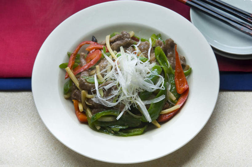 无人,横图,俯视,室内,筷子,辣椒,静物,青椒,炒菜,牛肉,食品,笋,饮食,一个,红色,盘子,摄影,单个,碎纸,膳食,清新,彩椒,主菜,东亚文化,健康食物,辣角,红海椒,大椒,辣虎,广椒,甜椒,柿子椒,辣子,海椒,番椒,灯笼椒,彩图,高角度拍摄,装饰菜