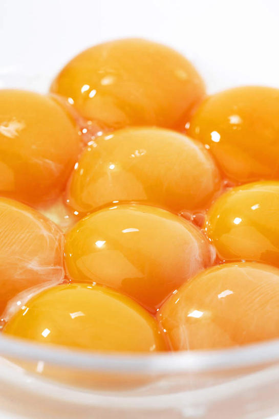 无人,竖图,室内,特写,白色背景,静物,蛋黄,鸡蛋,生食,食品,主食,饮食,碗,摄影,清新,卵,彩图,影棚拍摄