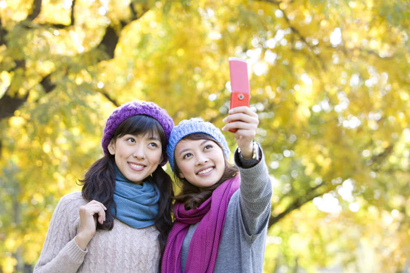 东方人,成年人,一个人,两个人,举,笑,微笑,露齿笑,横图,竖图,室外,白天,留白,正面,仰视,毛衣,旅游,度假,快乐,通讯,友谊,技术,美景,帽子,手机,叶子,亚洲,仅一个年轻女性,仅一个女性,仅一个人,连接,瓷器,景观,拿着,休闲装,娱乐,树,拍照,停车,黄色,自然,围巾,社区,托,享受,休闲,景色,放松,享乐,自然风光,户外活动,东亚,北京市,编织帽,无线电技术,年轻女性,女人,女性,亚洲人,中国人,年轻人,电话机,秋天,休闲活动,举起,举手,举着,向上举,向上伸,向上托,半身,彩图,低角度拍摄,林区,闺密,挨着