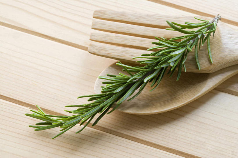 无人,横图,留白,桌子,静物,木制,叉,食品,饮食,三个,汤匙,摄影,迷迭香,简单,草本,清新,厨房器具,健康食物,纯净,彩图