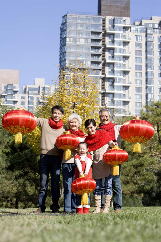 东方人,儿童,老年人,家庭,母亲,父亲,女儿,儿子,祖父母,祖母,祖父,站,竖图,室外,白天,留白,正面,仰视,毛衣,快乐,兴奋,纯洁,骄傲,成功,胜利,亚洲,五个人,节日,庆祝,瓷器,灯笼,拿着,牛仔裤,休闲装,文化,刺激,竹签,树,小孩,停车,红色,围巾,社区,庆典,休闲,温暖,温馨,一家人,可爱,童年,童趣,自信,搭,纪念,和睦,愉悦,搭着,国庆,中国文化,亲情,占卜,出示,童真,东亚,烂漫,无邪,抽签,北京市,国庆节,集体照,繁荣,天真,老年男性,老年女性,男人,男性,年轻男性,年轻女性,女孩,女人,女性,亚洲人,中国人,孩子,年轻人,长发,全家福,孙女,秋天,休闲活动,彩图,低角度拍摄,欢乐,开心,融洽,传统文化,问卜,签条,林区,传统节日
