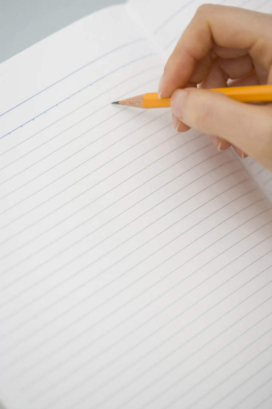 手,竖图,俯视,留白,写,灰色背景,纸,拿着,两个,笔记本,铅笔,通信,摄影,动作,决心,文档,彩图,高角度拍摄,影棚拍摄