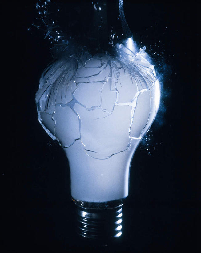 无人,竖图,留白,侧面,黑色背景,水滴,摄影,电,动作,电灯泡,撞击,碎玻璃,彩图,影棚拍摄