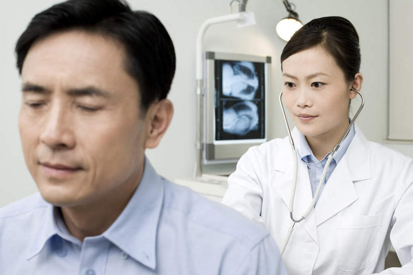 东方人,成年人,中年人,老年人,脸,头,脸颊,两个人,医生,病人,护士,医院,坐,横图,x光片,白天,正面,工作服,制服,昆明,亚洲,连接,检查,辐射,科学,医学,瓷器,依靠,肩膀,听诊器,职业,生病,服务,皱眉头,支撑,控制,医疗,专心,科学技术,x射线,关爱,痛苦,听诊,x光,东亚,实验服,担心,信任,老年男性,男人,男性,年轻女性,女人,女性,亚洲人,中国人,年轻人,头部,脸部,脸蛋,面部,技术员,闭着眼睛,彩图,电磁波,电磁辐射