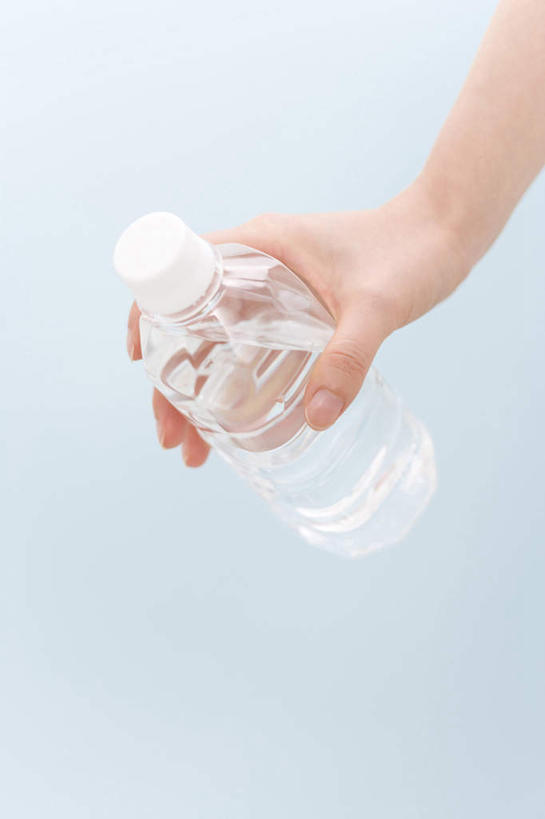 手,竖图,留白,侧面,水,蓝色背景,干燥,透明,塑胶,水瓶,拿着,饮食,摄影,运送,纯净,口渴,彩图,影棚拍摄