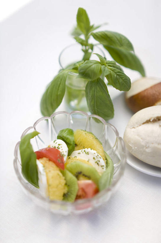 无人,竖图,俯视,室内,白色背景,蔬菜,西红柿,静物,水果,许多,食品,很多,饮食,碗,果盘,摄影,罗勒,草本,清新,健康食物,纯净,彩图,高角度拍摄,影棚拍摄