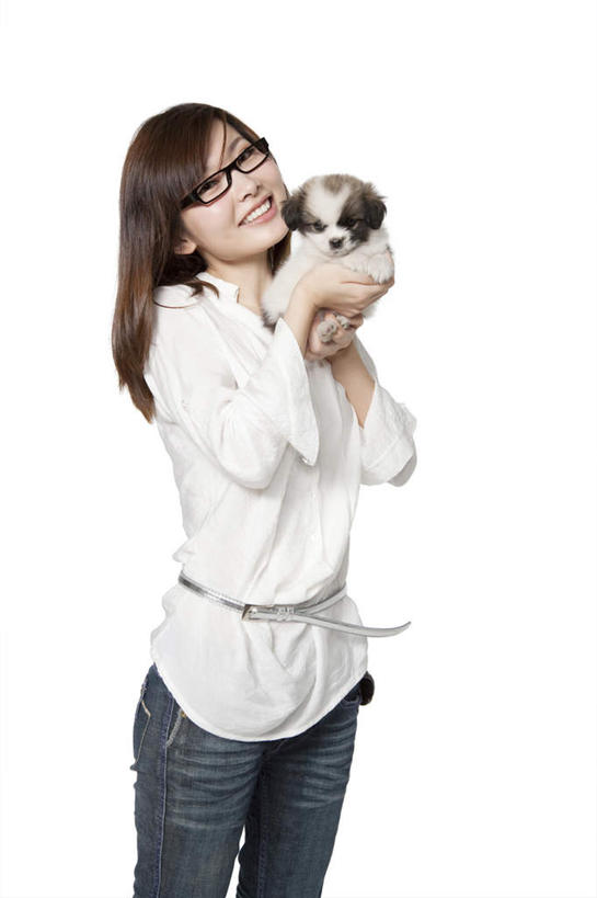 东方人,成年人,一个人,笑,微笑,露齿笑,竖图,留白,白色背景,正面,快乐,纯洁,信心,中国,亚洲,仅一个年轻女性,仅一个女性,仅一个人,服装,眼镜,小狗,拿着,牛仔裤,休闲装,腰带,衣服,白色,休闲,可爱,童年,童趣,服饰,衣着,穿着,近景,童真,东亚,烂漫,无邪,北京市,衣饰,无忧无虑,天真,年轻女性,女人,女性,亚洲人,中国人,年轻人,直发,彩图,影棚拍摄,美人,哈叭狗