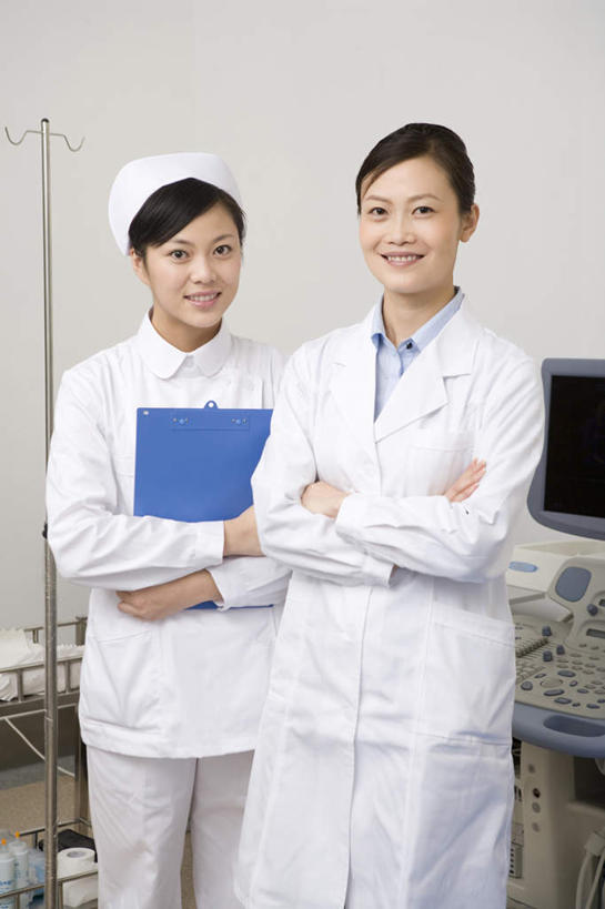 东方人,成年人,一个人,两个人,医生,护士,医院,站,笑,双手交叉,微笑,露齿笑,竖图,白天,正面,工作服,制服,快乐,合作,团队,信心,显示器,昆明,中国,亚洲,仅一个年轻女性,仅一个女性,仅一个人,检查,并排,职业,医疗设备,双手抱胸,关爱,近景,医疗器械,合伙,东亚,实验服,技能,年轻女性,女人,女性,亚洲人,中国人,年轻人,技术员,彩图,病历卡,门诊部