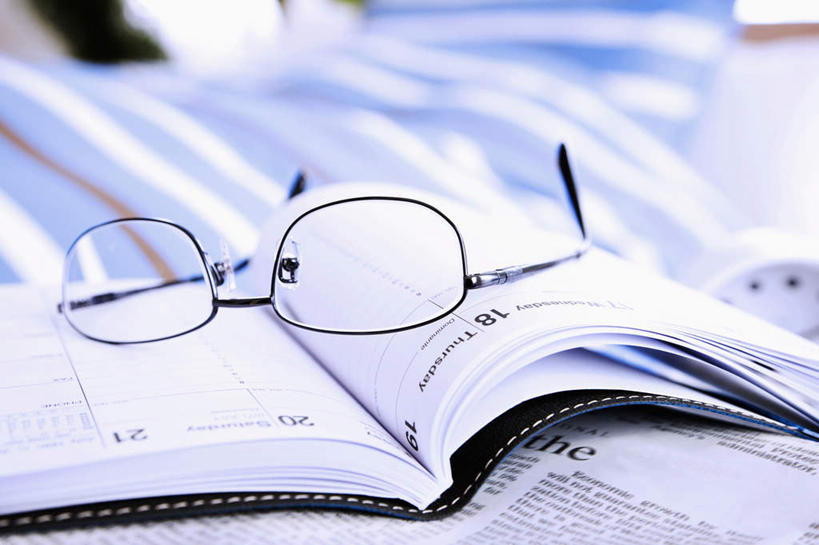 无人,横图,侧面,商务,床,报纸,时间,眼镜,笔记本,摄影,日记,准确,忙碌,日历,彩图,影棚拍摄,商务旅行