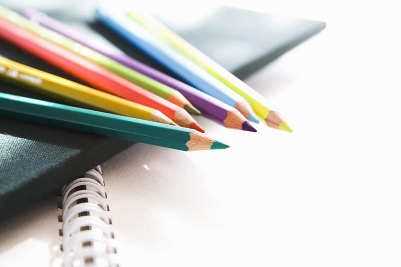 无人,横图,俯视,特写,留白,学习,教育,笔记本,铅笔,摄影,多样,创造力,享乐,美术工艺,彩图,高角度拍摄,影棚拍摄,彩色铅笔