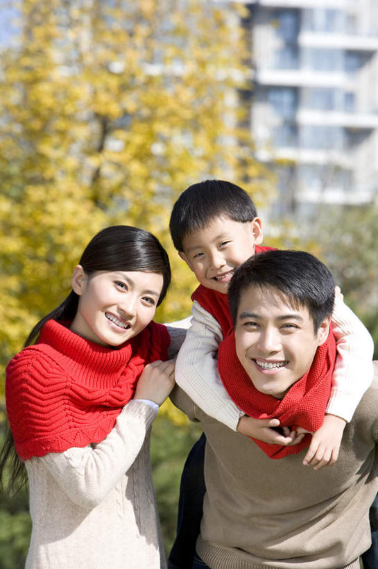 东方人,儿童,脸,头,脸颊,背,三个人,家庭,母亲,父亲,女儿,儿子,站,笑,微笑,露齿笑,竖图,室外,白天,留白,正面,毛衣,快乐,纯洁,中国,亚洲,休闲装,肩膀,小孩,停车,红色,天空,围巾,社区,背着,休闲,温暖,温馨,一家人,可爱,童年,童趣,搭,主席,军人,和睦,领导,享乐,愉悦,总统,搭着,亲情,童真,东亚,烂漫,无邪,万里无云,北京市,背负,政治家,理论家,首脑,战略家,老布什,乔治.赫伯特.沃克.布什,无忧无虑,天真,男孩,男人,男性,年轻男性,年轻女性,女人,女性,亚洲人,中国人,孩子,年轻人,头部,长发,脸部,脸蛋,面部,全家福,秋天,彩图,融洽,林区