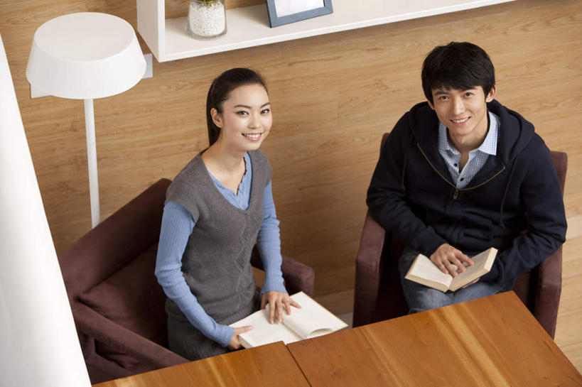 东方人,成年人,两个人,夫妻,坐,笑,微笑,露齿笑,横图,俯视,室内,爱情,友谊,桌子,亚洲,瓷器,浪漫,拿着,休闲装,社区,休闲,面对面,恩爱,放松,读书,恋人,生活方式,享乐,都市风光,东亚,北京市,异性恋,无忧无虑,男人,男性,年轻男性,年轻女性,女人,女性,亚洲人,中国人,年轻人,夫妇,情侣,书,休闲活动,半身,彩图,高角度拍摄,欢乐,咖啡馆,伴侣,挨着