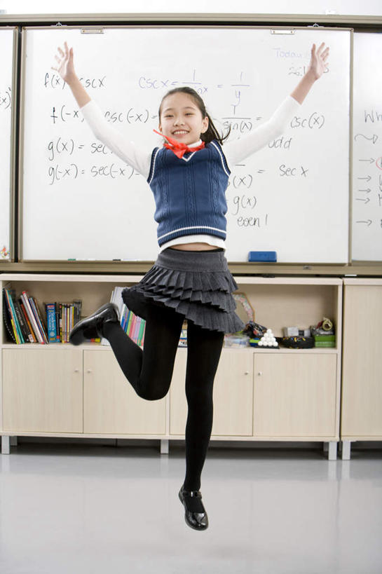 东方人,儿童,少年,一个人,学生,学校,教学楼,跳,微笑,竖图,室内,快乐,兴奋,纯洁,成功,信心,亚洲,庆祝,背心,瓷器,半空,教育,领巾,校园,刺激,小孩,红色,白板,教室,校服,可爱,同意,童年,童趣,知识,享乐,愉悦,童真,东亚,烂漫,无邪,北京市,天真,男孩,女孩,亚洲人,中国人,孩子,彩图,教学大楼,小学,男生,小学生