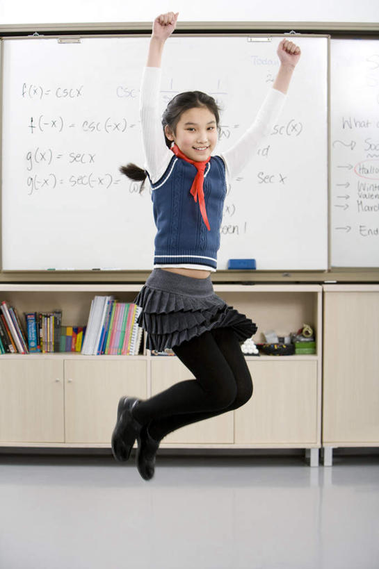 东方人,儿童,少年,一个人,学生,学校,教学楼,跳,微笑,竖图,室内,快乐,兴奋,纯洁,成功,信心,亚洲,庆祝,背心,瓷器,半空,教育,领巾,校园,刺激,小孩,红色,白板,教室,校服,可爱,同意,童年,童趣,知识,享乐,愉悦,童真,东亚,烂漫,无邪,北京市,天真,女孩,亚洲人,中国人,孩子,彩图,教学大楼,小学,女生,小学生