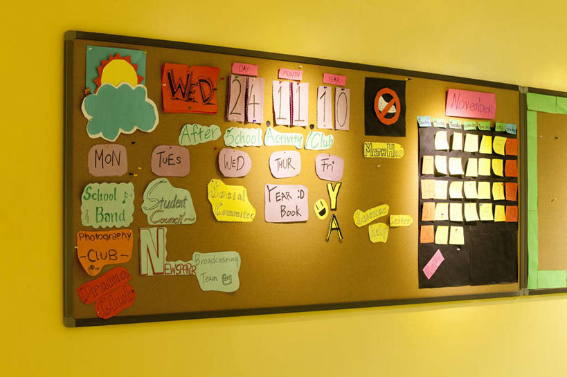 无人,学校,教学楼,横图,特写,纯洁,装饰,告示牌,围墙,教育,校园,教室,可爱,童年,童趣,英文字母,知识,童真,烂漫,无邪,天真,彩图,教学大楼,小学,留言板