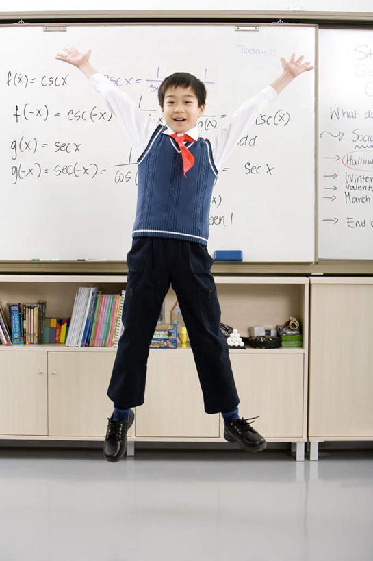 东方人,儿童,少年,一个人,学生,学校,教学楼,跳,微笑,竖图,室内,快乐,兴奋,纯洁,成功,信心,中国,亚洲,庆祝,背心,半空,教育,领巾,校园,刺激,小孩,红色,白板,教室,校服,可爱,同意,童年,童趣,知识,享乐,愉悦,童真,东亚,烂漫,无邪,北京市,天真,男孩,亚洲人,中国人,孩子,彩图,教学大楼,小学,男生,小学生