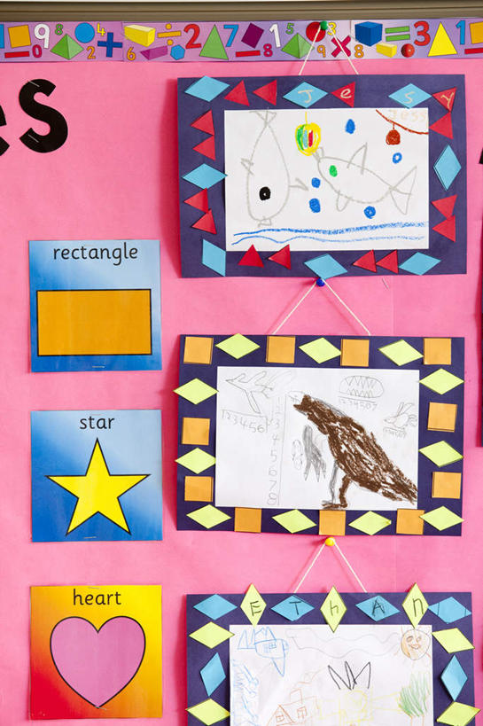 无人,学校,教学楼,竖图,特写,纯洁,告示牌,围墙,教育,蜡笔画,校园,教室,可爱,童年,童趣,英文字母,知识,童真,烂漫,无邪,天真,彩图,教学大楼,小学,留言板