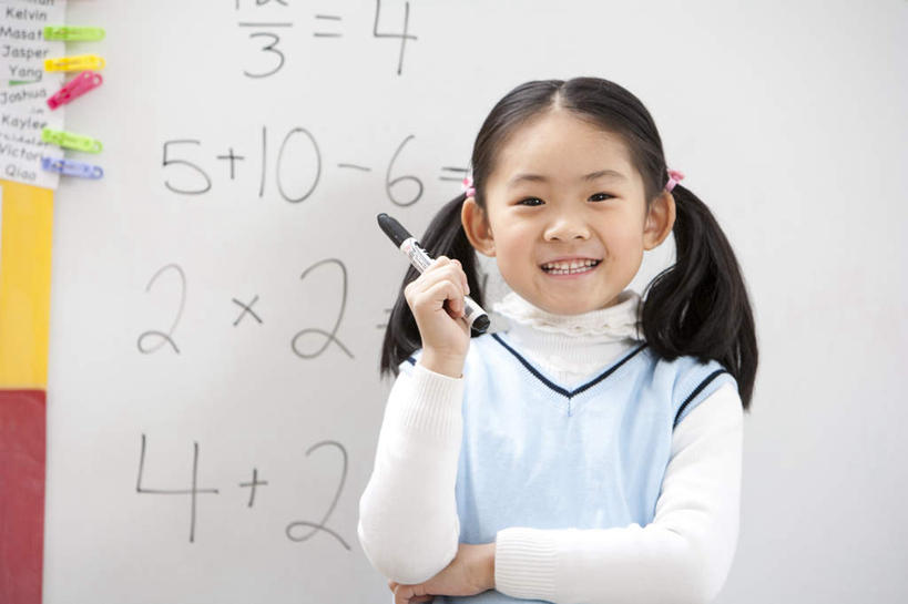 东方人,儿童,少年,一个人,学生,学校,教学楼,站,笑,微笑,露齿笑,横图,竖图,室内,正面,快乐,满意,纯洁,智慧,骄傲,成功,信心,亚洲,仅一个女性,仅一个人,背心,瓷器,教育,拿着,校园,水笔,小孩,白板,仅一个小孩,教室,校服,可爱,童年,童趣,知识,享乐,成就,青春期,童真,东亚,烂漫,无邪,北京市,技能,数学符号,天真,女孩,女人,女性,亚洲人,中国人,孩子,半身,彩图,教学大楼,小学,女生,小学生