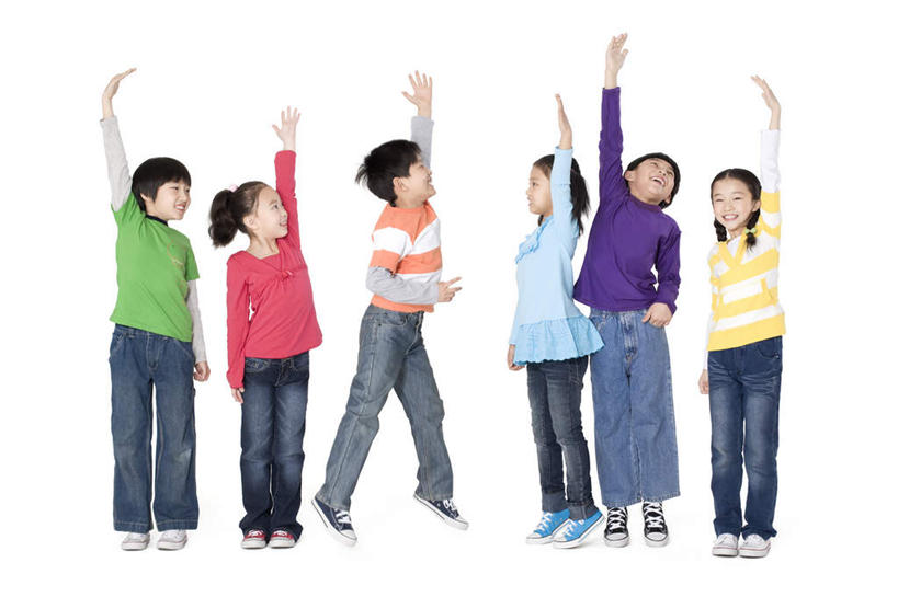 东方人,儿童,学生,站,跳,举,笑,微笑,露齿笑,横图,白色背景,正面,快乐,自由,友谊,纯洁,团队,中国,亚洲,连接,条纹,半空,牛仔裤,休闲装,刺激,小孩,社区,托,活力,可爱,童年,童趣,伸手,生长,麻花辫,动作,享乐,愉悦,比例,童真,东亚,烂漫,无邪,身高,北京市,无忧无虑,天真,团结,男孩,女孩,亚洲人,中国人,孩子,举起,举手,举着,向上举,向上伸,向上托,彩图,影棚拍摄,小学生