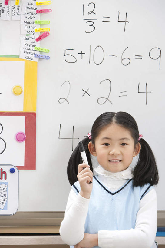 东方人,儿童,少年,一个人,学生,学校,教学楼,站,笑,微笑,露齿笑,竖图,室内,留白,正面,快乐,满意,纯洁,智慧,骄傲,成功,信心,亚洲,仅一个女性,仅一个人,背心,瓷器,教育,拿着,校园,水笔,小孩,白板,仅一个小孩,教室,校服,可爱,童年,童趣,知识,享乐,成就,青春期,童真,东亚,烂漫,无邪,北京市,技能,数学符号,天真,女孩,女人,女性,亚洲人,中国人,孩子,半身,彩图,教学大楼,小学,女生,小学生