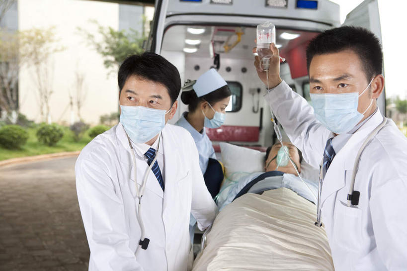 东方人,成年人,中年人,老年人,脸,头,脸颊,四个人,医生,病人,护士,医院,站,躺,拉,横图,室外,正面,工作服,制服,合作,团队,信心,窗户,飞机,汽车,中国,亚洲,捆扎,毯子,车道,拿着,航空,肩膀,车,听诊器,医疗用品,交通工具,职业,工程车,面膜,服务,运输,支撑,急救,担架,氧气面罩,专心,关爱,运送,紧急,载具,决心,医疗器械,抢救,氧气管,医疗工具,救援,东亚,实验服,静脉滴注,北京市,救助,工作制服,紧迫,技能,老年男性,男人,男性,年轻女性,女人,女性,中年男性,亚洲人,中国人,年轻人,头部,脸部,脸蛋,面部,步行,仰卧,彩图,工作套服,急救员,紧急救助,道路抢险救援车,道路清障车,空中救护车,施救车,医疗专机