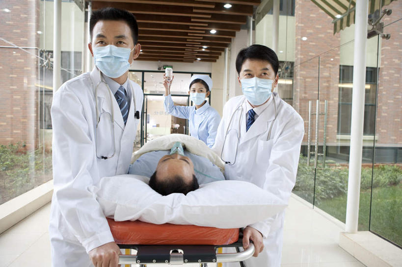 东方人,成年人,中年人,老年人,四个人,医生,病人,护士,医院,站,躺,推,横图,室内,正面,工作服,制服,合作,团队,信心,窗户,亚洲,捆扎,瓷器,毯子,走廊,门口,拿着,听诊器,职业,面膜,服务,支撑,动作,急救,担架,氧气面罩,专心,关爱,运送,紧急,决心,医疗器械,氧气管,医疗工具,救援,东亚,实验服,静脉滴注,北京市,救助,工作制服,紧迫,技能,老年男性,男人,男性,年轻女性,女人,女性,中年男性,亚洲人,中国人,年轻人,步行,仰卧,半身,彩图,工作套服,紧急救助