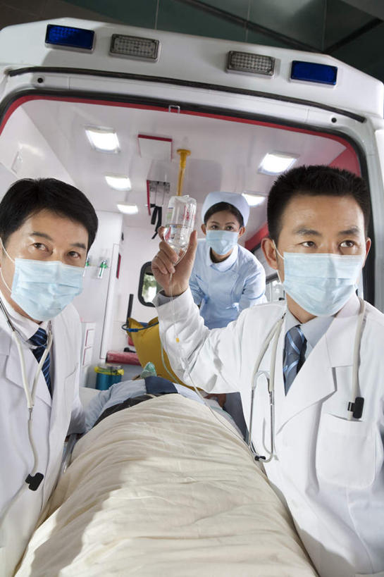 东方人,成年人,中年人,老年人,脸,头,脸颊,四个人,医生,病人,护士,站,躺,拉,竖图,室内,正面,工作服,制服,合作,团队,窗户,飞机,中国,亚洲,捆扎,毯子,拿着,航空,肩膀,车,听诊器,医疗用品,交通工具,职业,工程车,面膜,服务,运输,支撑,急救,担架,氧气面罩,专心,关爱,运送,紧急,载具,决心,医疗器械,抢救,氧气管,医疗工具,救援,东亚,实验服,静脉滴注,北京市,救助,工作制服,紧迫,技能,老年男性,男人,男性,年轻女性,女人,女性,中年男性,亚洲人,中国人,年轻人,头部,脸部,脸蛋,面部,步行,仰卧,彩图,工作套服,急救员,紧急救助,道路抢险救援车,道路清障车,空中救护车,施救车,医疗专机