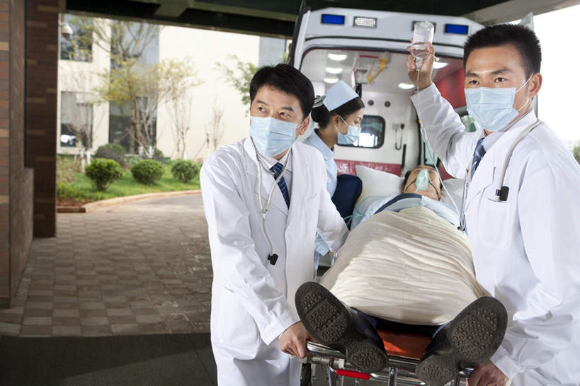 东方人,成年人,中年人,老年人,四个人,医生,病人,护士,医院,站,躺,拉,横图,室外,留白,正面,工作服,制服,合作,团队,信心,窗户,飞机,汽车,中国,亚洲,捆扎,毯子,车道,拿着,航空,车,听诊器,医疗用品,交通工具,职业,工程车,面膜,服务,运输,支撑,急救,担架,氧气面罩,专心,关爱,运送,紧急,载具,决心,医疗器械,抢救,氧气管,医疗工具,救援,东亚,实验服,静脉滴注,北京市,救助,工作制服,紧迫,技能,老年男性,男人,男性,年轻女性,女人,女性,中年男性,亚洲人,中国人,年轻人,步行,仰卧,半身,彩图,工作套服,急救员,紧急救助,道路抢险救援车,道路清障车,空中救护车,施救车,医疗专机