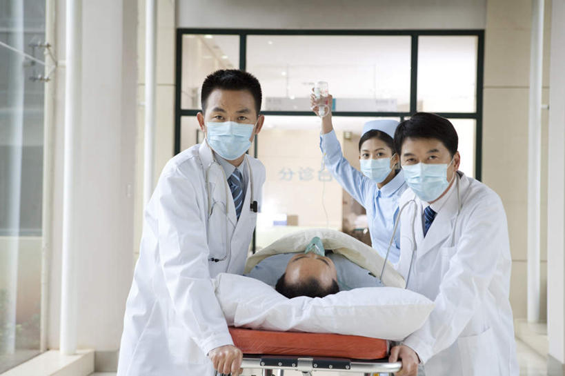 东方人,成年人,中年人,老年人,四个人,医生,病人,护士,医院,站,躺,推,横图,室内,正面,工作服,制服,合作,团队,信心,窗户,中国,亚洲,捆扎,毯子,走廊,门口,拿着,听诊器,职业,面膜,服务,支撑,动作,急救,担架,氧气面罩,专心,关爱,运送,紧急,决心,医疗器械,氧气管,医疗工具,救援,东亚,实验服,静脉滴注,北京市,救助,工作制服,紧迫,技能,老年男性,男人,男性,年轻女性,女人,女性,中年男性,亚洲人,中国人,年轻人,步行,仰卧,半身,彩图,工作套服,紧急救助