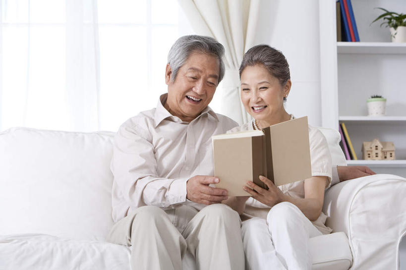 东方人,老年人,头发,两个人,家庭,丈夫,妻子,坐,笑,微笑,露齿笑,横图,室内,白天,正面,衬衫,快乐,满意,友谊,幸福,合作,窗帘,家具,沙发,书架,北京,日光,中国,亚洲,连接,服装,并排,教育,联系,拿着,休闲装,刺激,衣服,白色,温暖,温馨,一家人,放松,读书,摄影,服饰,生活方式,和睦,起居室,知识,享乐,衣着,穿着,肖像,东亚,衣饰,无忧无虑,老年男性,老年女性,男人,男性,女人,女性,亚洲人,中国人,书,休闲活动,半身,彩图,爱,欢乐,融洽,精装书