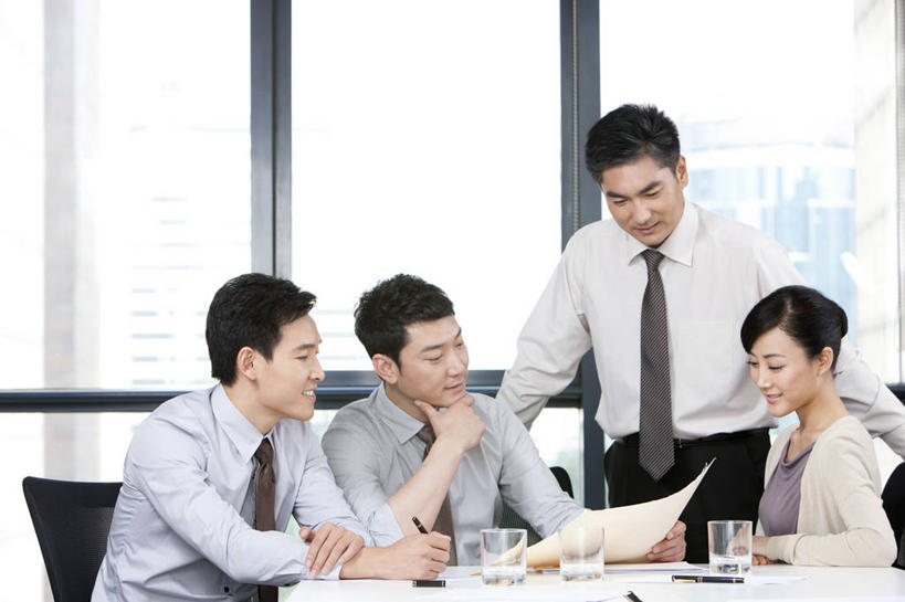 东方人,成年人,中年人,四个人,商务人士,商务男性,商务女性,办公室,会议室,坐,笑,微笑,露齿笑,横图,室内,白天,留白,正面,衬衫,商务,快乐,满意,骄傲,成功,合作,团队,窗户,中国,亚洲,套装,会议,会议桌,文件夹,图像,社区,职业,读书,生长,报告,灵感,组织,领导,经理,文档,销售,商务装,贩卖,工薪阶层,东亚,会议中心,发展,北京市,活页夹,忠告,把握,男人,男性,女人,女性,亚洲人,中国人,白领,上班族,半身,彩图,衬衣,办公室职员,掌控,进度报告