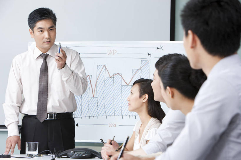 东方人,成年人,中年人,商务人士,商务男性,商务女性,办公室,会议室,站,坐,横图,室内,白天,正面,衬衫,商务,讨论,通讯,合作,团队,信心,中国,亚洲,五个人,一排,套装,开会,整齐,并排,会议,会议桌,教育,听,图像,排列,社区,教,手势,职业,教室,金融,投资,通信,生长,指导,灵感,支撑,权威,组织,领导,知识,演说,经理,队列,决心,努力,销售,出示,商务装,贩卖,工薪阶层,东亚,会议中心,发展,会议电话,北京市,策略,投影屏幕,贡献,忠告,把握,男人,男性,年轻女性,女人,女性,中年男性,亚洲人,中国人,白领,上班族,彩图,衬衣,机遇,办公室职员,打手势,首席执行官,动机,商务会议,学员,掌控,教育活动