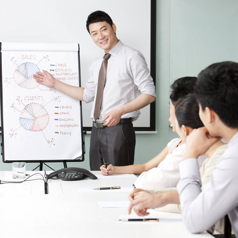 东方人,成年人,中年人,商务人士,商务男性,商务女性,办公室,会议室,站,坐,笑,微笑,露齿笑,室内,白天,正面,衬衫,商务,讨论,快乐,通讯,合作,团队,信心,中国,亚洲,五个人,一排,套装,开会,整齐,并排,会议,正方形,会议桌,教育,听,图像,排列,社区,教,手势,职业,教室,金融,投资,通信,生长,指导,灵感,支撑,权威,组织,领导,知识,演说,经理,队列,决心,努力,销售,出示,商务装,贩卖,工薪阶层,东亚,会议中心,发展,会议电话,北京市,策略,投影屏幕,贡献,忠告,把握,男人,男性,年轻女性,女人,女性,中年男性,亚洲人,中国人,白领,上班族,彩图,衬衣,机遇,办公室职员,打手势,动机,商务会议,学员,掌控,教育活动