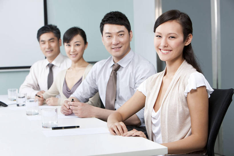 东方人,成年人,四个人,商务人士,商务男性,商务女性,办公室,会议室,坐,笑,微笑,露齿笑,横图,竖图,室内,白天,正面,衬衫,商务,快乐,满意,成功,合作,团队,信心,中国,亚洲,一排,捆扎,套装,整齐,会议,会议桌,图像,排列,社区,职业,力量,同意,协调,权威,组织,经理,队列,商务装,工薪阶层,东亚,会议中心,北京市,可靠,投影屏幕,团结,信任,男人,男性,女人,女性,亚洲人,中国人,白领,上班族,半身,彩图,衬衣,办公室职员