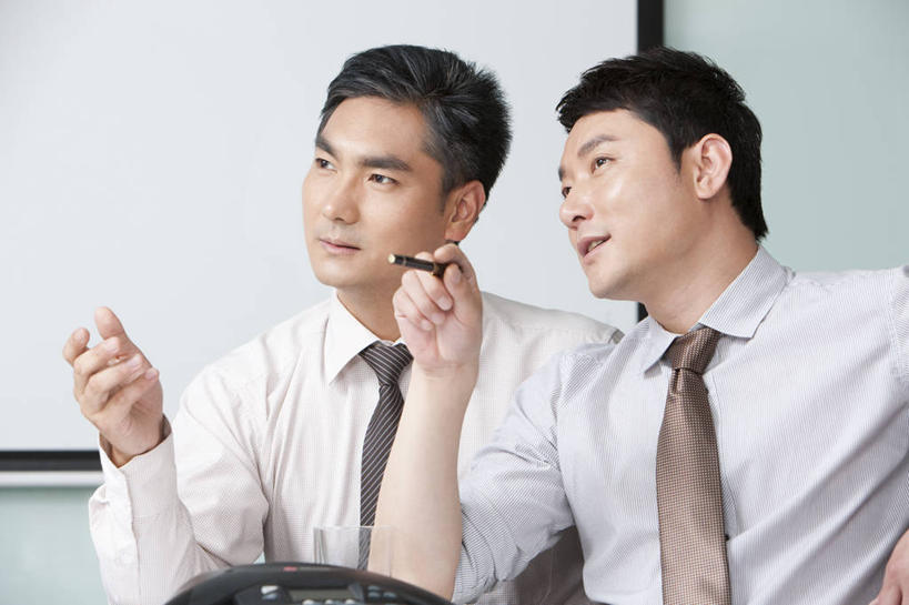 东方人,成年人,中年人,两个人,商务人士,商务男性,办公室,会议室,坐,横图,竖图,室内,白天,留白,正面,衬衫,商务,讨论,通讯,成功,合作,团队,信心,中国,亚洲,一排,套装,开会,整齐,会议,会议桌,听,图像,排列,社区,手势,职业,思考,决定,力量,想,沉思,服务,投资,支撑,协调,权威,组织,领导,演说,经理,队列,商务装,工薪阶层,东亚,会议中心,发展,北京市,策略,投影屏幕,责任,判断,把握,团结,男人,男性,中年男性,亚洲人,中国人,白领,上班族,彩图,衬衣,办公室职员,打手势,首席执行官,商务会议,掌控