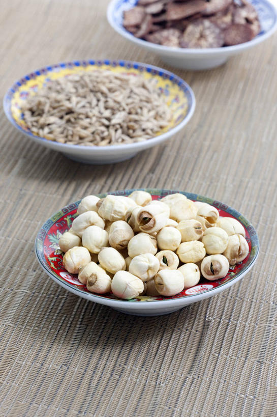 无人,竖图,植物,静物,水果,北京,中国,亚洲,药,莲子,食品,草药,饮食,中药,饮料,碗,干花,摄影,有机食品,影棚,多样,中国文化,摄影棚,药材,中草药,营养品,中医,东亚,健康食物,槟榔,中药材,本草,槟榔子,大腹子,宾门,橄榄子,青仔,彩图,影棚拍摄,拍摄,传统文化