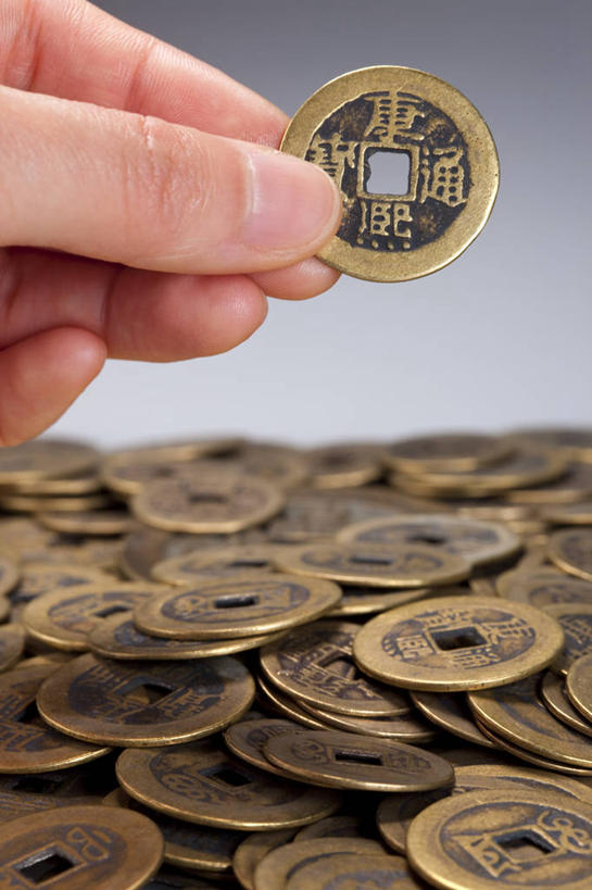 竖图,钱,人民币,金属制品,北京,中国,亚洲,许多,金属,钱币,洞,很多,拿着,历史,古代,汉字,财富,金融,摄影,经济,铜,中国文化,流通,贸易,东亚,秦朝,青铜,古代文明,货币,现金,硬币,彩图,影棚拍摄,传统文化,过去