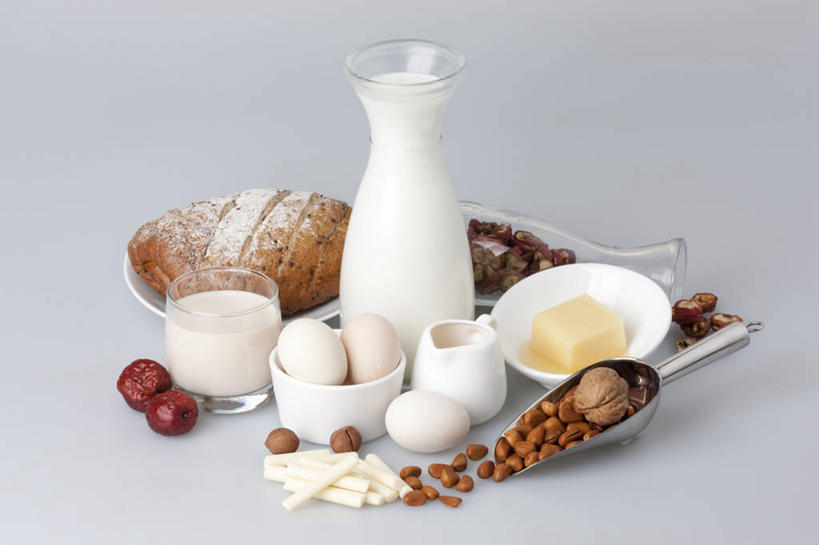 面包,蜂蜜,奶酪,牛奶,无人,白色背景,早餐,静物,水果,玻璃,材料,鸡蛋,食品,坚果,松子,松子仁,主食,饮食,白色,牛奶瓶,干果,枣,摄影,多样,长面包,松仁,奶制品,清新,干的,榛子,健康食物,松籽仁,玻璃杯,彩图,影棚拍摄