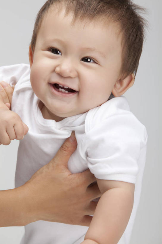 东方人,西方人,婴儿,儿童,牙齿,一个人,笑,微笑,竖图,室内,白色背景,正面,婴儿服装,快乐,满意,幸福,纯洁,北京,欧洲,中国,欧洲人,亚洲,仅一个人,小孩,张嘴,可爱,童年,童趣,摄影,活泼,生长,宝宝,张大嘴巴,童真,东亚,纯真,烂漫,无邪,纯净,发展,开端,伶俐,天真,白种人,亚洲人,中国人,孩子,齿,牙,牙龈,张开嘴,半身,彩图,影棚拍摄,短发,连身衣,白色人种