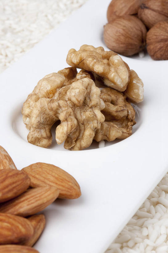 无人,竖图,特写,白色背景,杏仁,静物,白米,谷物,食品,米,饮食,白色,盘子,摄影,影棚,堆,清新,摄影棚,榛子,健康食物,胡桃,彩图,影棚拍摄,拍摄,坚果壳