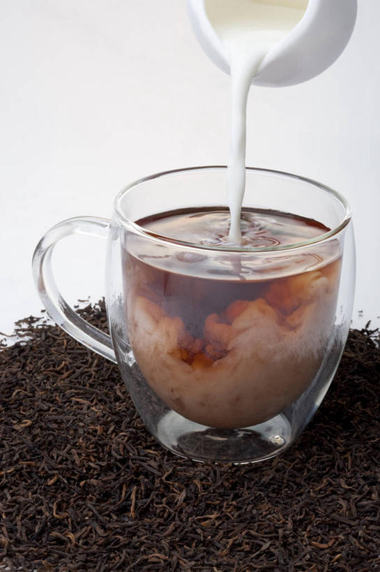 牛奶,无人,白色背景,茶,静物,玻璃,倒,材料,红茶,奶茶,茶叶,白色,摄影,奶制品,加法,热饮,茶杯,彩图,影棚拍摄