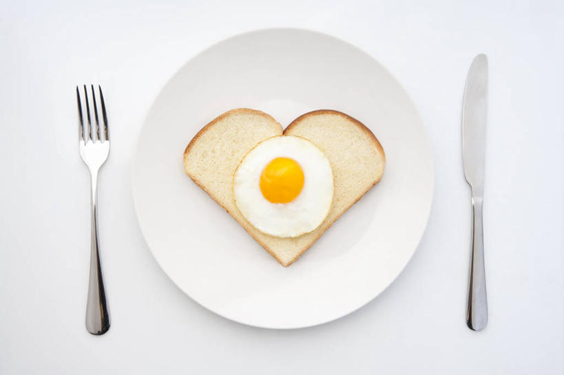 面包,无人,横图,俯视,白色背景,早餐,静物,餐具,煎蛋,饮食,盘子,灵感,创造力,餐刀,健康食物,心型,彩图,高角度拍摄,影棚拍摄